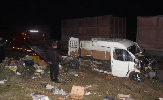 Manisa'da Yük Treni İle Kamyonet Çarpıştı