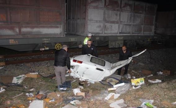 Manisa'da Yük Treni İle Kamyonet Çarpıştı