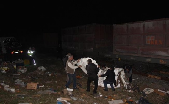 Manisa'da Yük Treni İle Kamyonet Çarpıştı