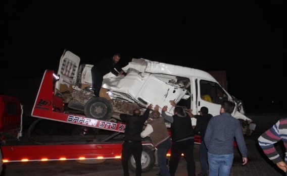 Manisa'da Yük Treni İle Kamyonet Çarpıştı