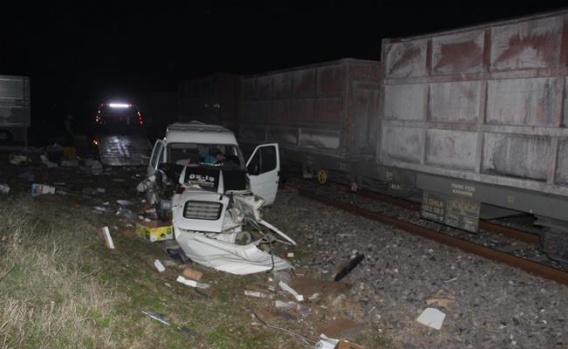 Manisa'da Yük Treni İle Kamyonet Çarpıştı