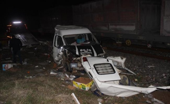 Manisa'da Yük Treni İle Kamyonet Çarpıştı