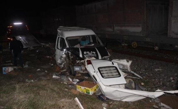 Manisa'da Yük Treni İle Kamyonet Çarpıştı