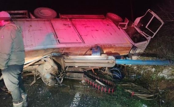 Orhangazi'de devrilen kamyondaki 2 kişi yaralandı
