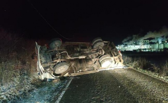 Orhangazi'de devrilen kamyondaki 2 kişi yaralandı