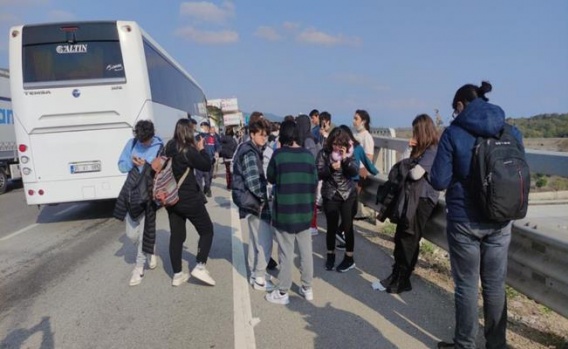 Öğrenci taşıyan otobüs kamyona çarptı: 24 yaralı