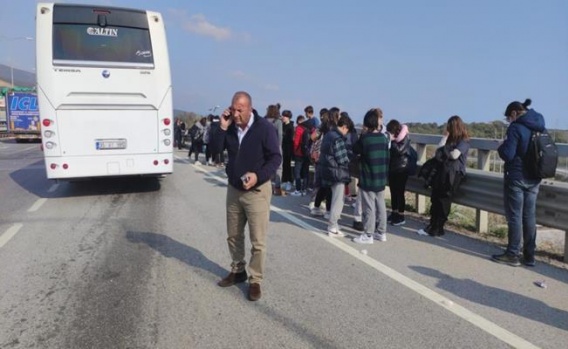 Öğrenci taşıyan otobüs kamyona çarptı: 24 yaralı