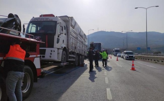 Öğrenci taşıyan otobüs kamyona çarptı: 24 yaralı