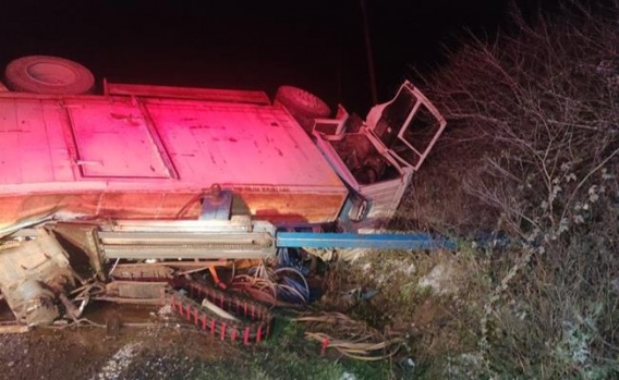 Orhangazi'de devrilen kamyondaki 2 kişi yaralandı