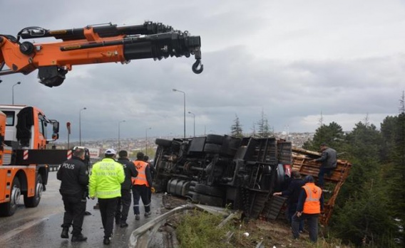 TEM Otoyolu'ndaki Kazada Çekici ve Taşıdığı Araç Devrildi