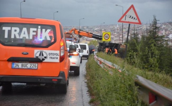 TEM Otoyolu'ndaki Kazada Çekici ve Taşıdığı Araç Devrildi