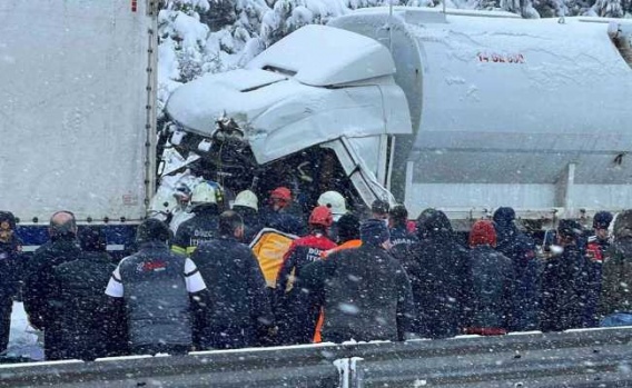 Trafik kazası: 32 araç birbirine girdi