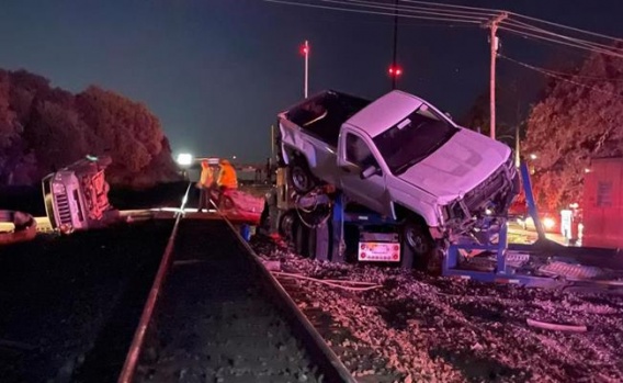 ABD’de Yolcu Treni Araç Yüklü Tıra Çarptı