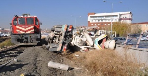 Beton Mikseri Tren Lokomotifine Çarptı