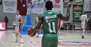 Basketbolcular hakemi sakatladı