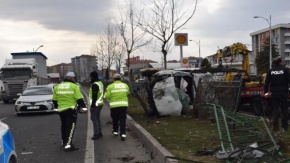 Otomobil demir korkulukları yerinden söktü