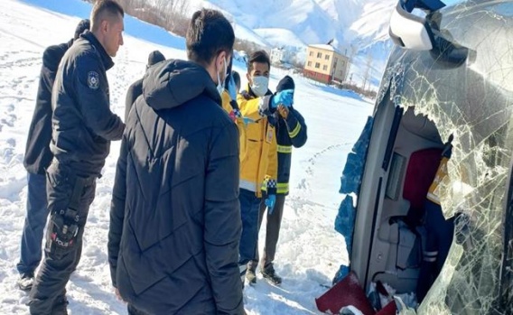 Kontrolden çıkan yolcu otobüsü devrildi