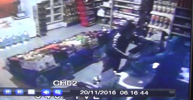 45 Saniyede Marketi Soyup Soğana Çeviren Maskeli Hırsızlar Güvenlik Kamerasına Yakalandı