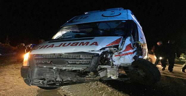 Adana'da Ambulans ile otomobil çarpıştı: 2 ölü, 7 yaralı