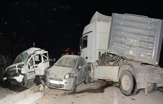 Aksaray'da tır, iki araca çarptı: 1 ölü