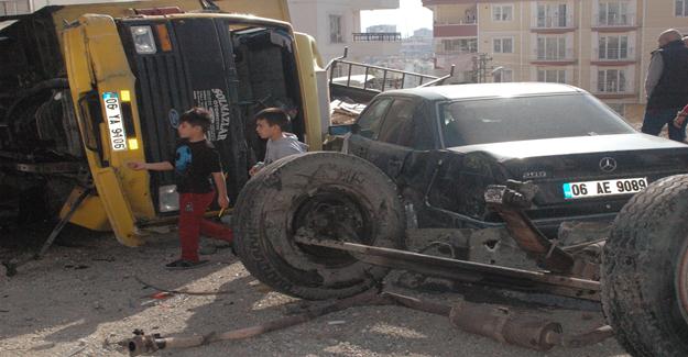 Ankara'da freni patlayan nakliye kamyonu devrildi