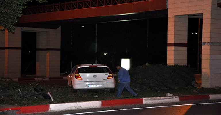 Aracı ile orta refüje çıkan kadın sürücü gözyaşlarını tutamadı