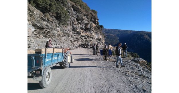 Aydın'da Tonlarca kaya bir anda yola yuvarlandı