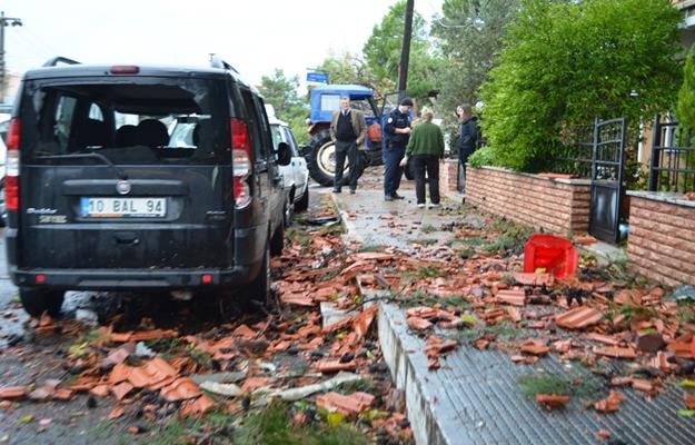 Ayvalık’ta hortum ağaçları devirdi, çatıları uçurdu