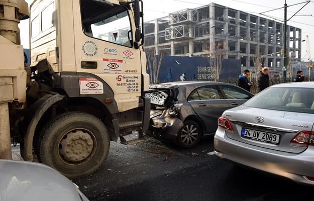 Beyoğlu’nda 3 araç birbirine girdi, hamile kadın ve eşi yaralandı