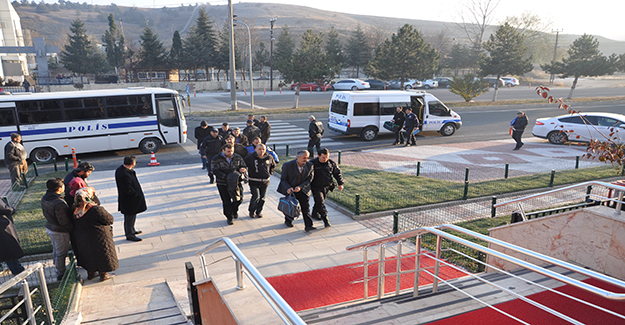 Bozüyük’te FETÖ'den gözaltında bulunan esnaflar adliyeye sevk edildi