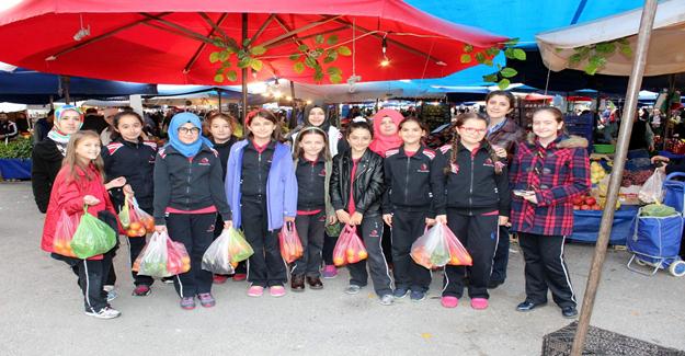 Bursa'da Öğrenciler hayat bilgisi dersini pazarda işlediler