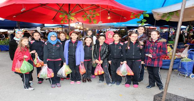 Bursa'da Öğrenciler hayat bilgisi dersini pazarda işlediler