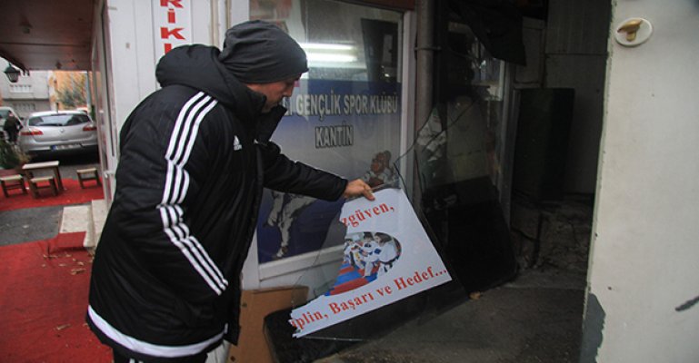 Bursa'da Spor Kulübüne Taşlı Daldırı Güvenlik kKamerasında