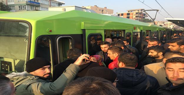 Bursa’da Metro Yolda Kaldı, Sınav ve İşe Geç Kalan Vatandaşlar İsyan Etti