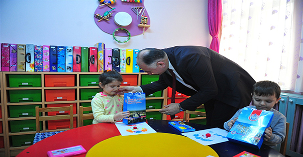 Çağlayan miniklere diş macunu ve fırçası dağıttı
