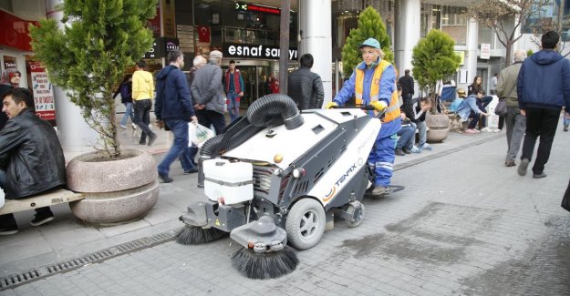 Çevre dostu elektrikli mini süpürgeler görev başında