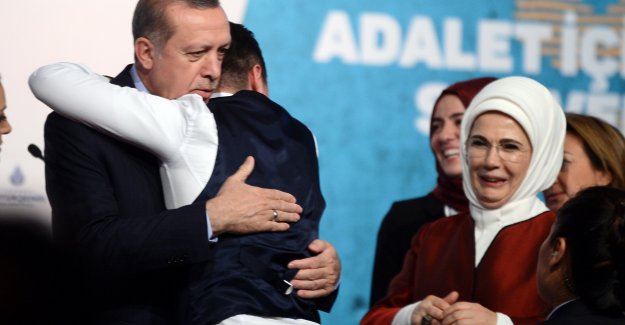 Cumhurbaşkanı Erdoğan'a bir gençten sevgi gösterisi