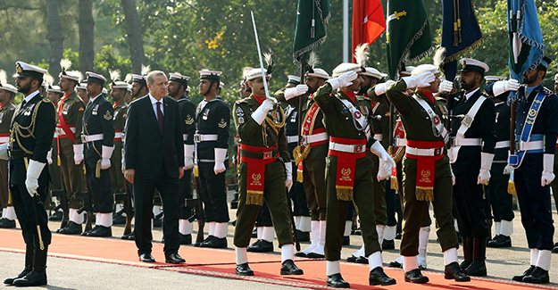 Erdoğan, Pakistan'da resmi törenle karşılandı