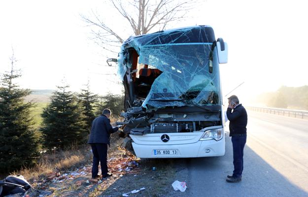 Eskişehir’de kamyon ile yolcu otobüsü çarpıştı: 13 yaralı