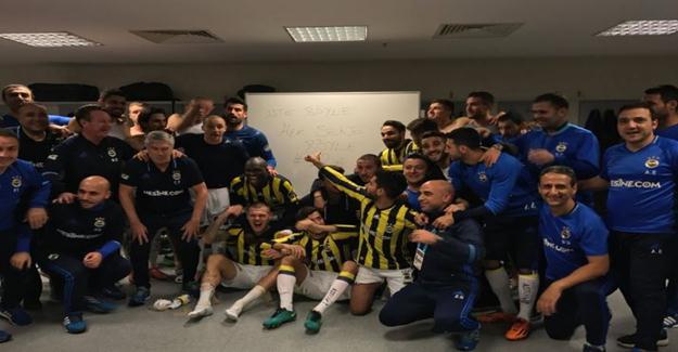 Fenerbahçeli futbolculardan galibiyet pozu
