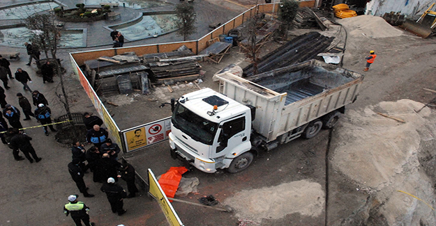 İnşaat çalışmalarını izlerken kamyonun altında kaldı