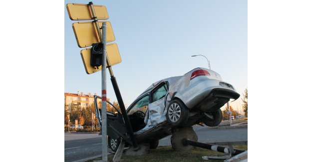 İşçileri taşıyan servis ile otomobil çarpıştı: 8 yaralı