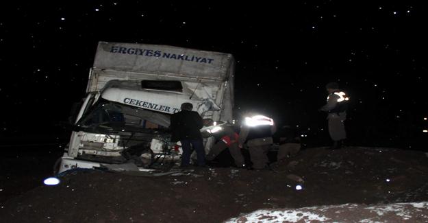 Kamyonlar kafa kafaya çarpıştı: 1 ölü, 1 yaralı