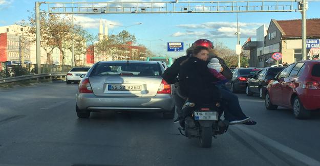 Kendi kask taktı arkadaki eşi ve çocuğunu hiç düşünmedi