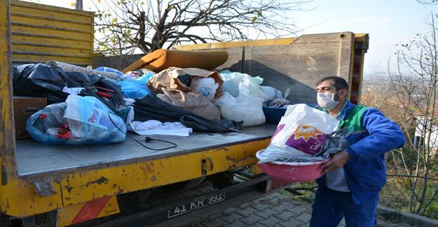 Kocaeli'de bir evden 3 ton 'çöp' çıkarıldı