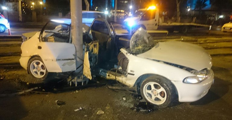Kontrolünü kaybettiği otomobille tramvay yolundaki direğe çarptı: 1 ölü, 1 yaralı