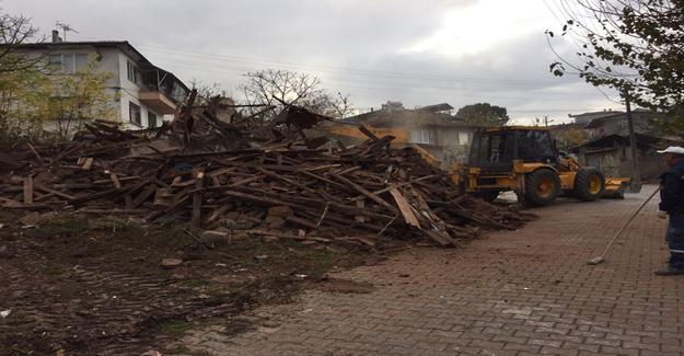 Kumsaz'da Kaçak Kurtul'da Metruk Bina Yıkımları Tamamlandı