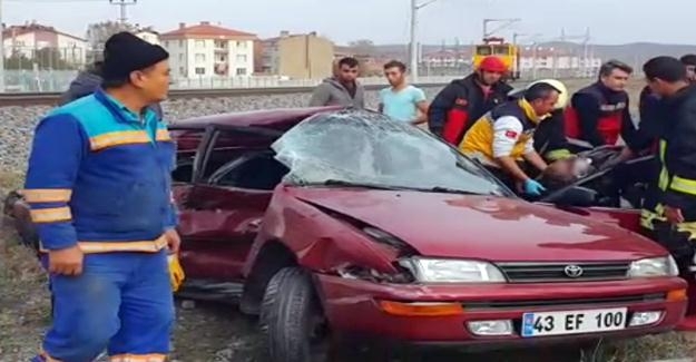 Kütahya Tavşanlı'da Ray bakım aracı ile otomobil çarpıştı: 1 ölü