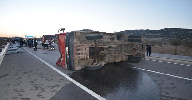 Manisa Kula'da Yem yüklü kamyon devrildi: 1 yaralı