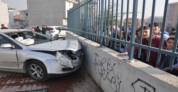 Bursa'da Okul Önünde Kaza Dehşeti: 3 Yaralı